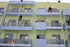 Ο Άγιος Βασίλης... καταρριχήθηκε από μπαλκόνι σε μπαλκόνι και μοίρασε δώρα στην Ογκολογική Μονάδα του Παίδων
