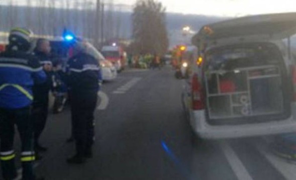 Τραγωδία στη Γαλλία: Τουλάχιστον 4 νεκροί από σύγκρουση σχολικού λεωφορείου με τρένο [photos+video] - Φωτογραφία 1
