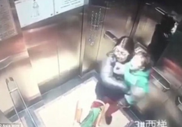 Σοκαριστικό βίντεο: Μπέιμπι σίτερ - τέρας δέρνει αλύπητα το μωρό μόλις φεύγει η μητέρα του - Οι κάμερες την πρόδωσαν - Φωτογραφία 1