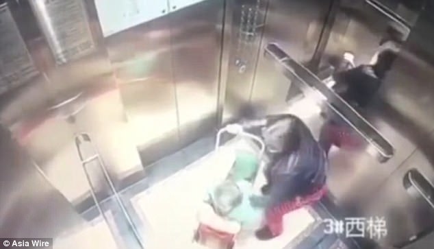 Σοκαριστικό βίντεο: Μπέιμπι σίτερ - τέρας δέρνει αλύπητα το μωρό μόλις φεύγει η μητέρα του - Οι κάμερες την πρόδωσαν - Φωτογραφία 3