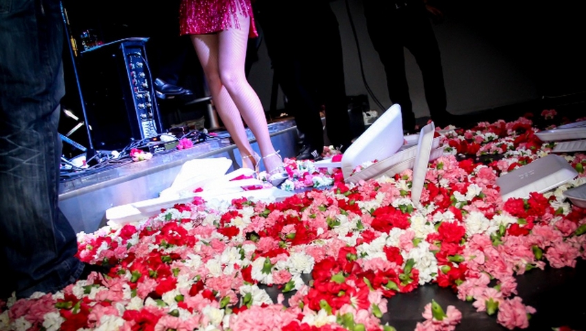 Παρουσιάστρια έκανε λογαριασμό 20.000 ευρώ σε λουλούδια! [video] - Φωτογραφία 1