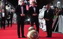 BB-8 υποδέχθηκε τους «Stormtroopers» Γουίλιαμ και Χάρι στην πρεμιέρα του «Last Jedi»