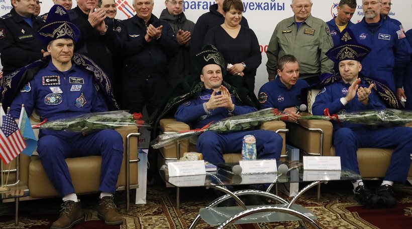 Συγκίνηση και χαμόγελα για τους κοσμοναύτες του Soyuz που επέστρεψαν στη Γη - Φωτογραφία 1