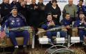 Συγκίνηση και χαμόγελα για τους κοσμοναύτες του Soyuz που επέστρεψαν στη Γη