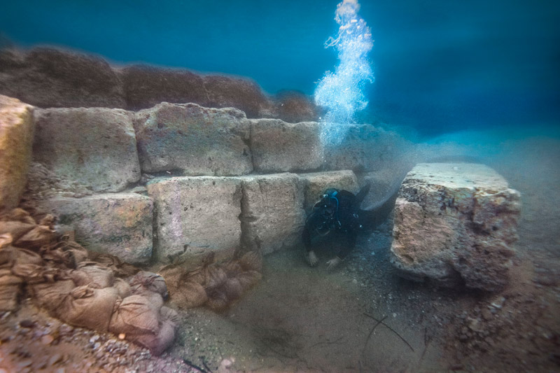 Εντυπωσιακές εικόνες από το αρχαίο λιμάνι στο Λέχαιο: Τι ανακάλυψαν οι αρχαιολόγοι - Φωτογραφία 1