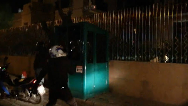 Επίθεση Ρουβίκωνα στην πρεσβεία της Σαουδικής Αραβίας (βίντεο) - Φωτογραφία 1
