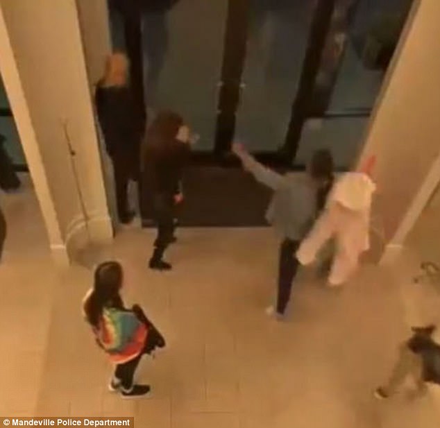 20χρονες λήστεψαν μαγαζί της Victoria's Secret και έκλεψαν εσώρουχα - Φωτογραφία 3
