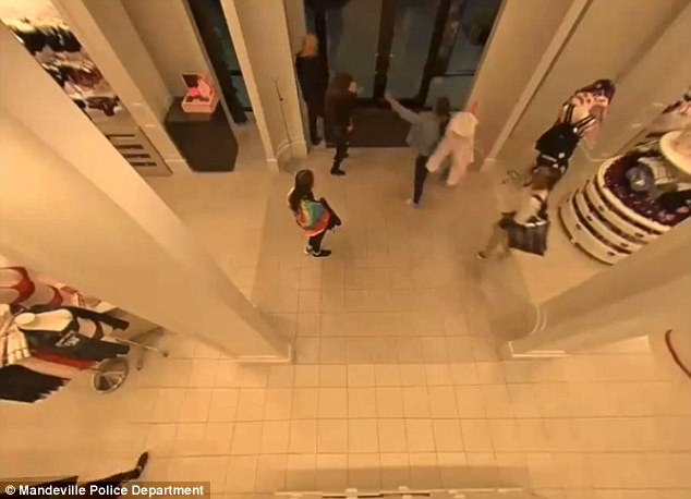 20χρονες λήστεψαν μαγαζί της Victoria's Secret και έκλεψαν εσώρουχα - Φωτογραφία 4