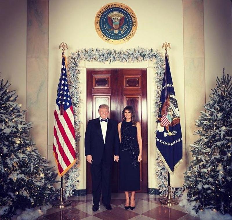 Εντυπωσιακή η Μελάνια Τραμπ στο χριστουγεννιάτικο πορτρέτο - Φωτογραφία 2