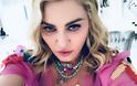 Στα 59 της χρόνια η Madonna ποζάρει με εσώρουχα