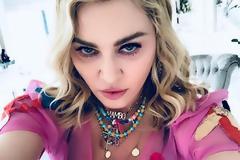 Στα 59 της χρόνια η Madonna ποζάρει με εσώρουχα