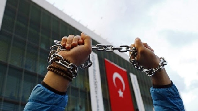 Διπλωματικό θρίλερ στις Οινούσσες με 33 Τούρκους που ζητούν πολιτικό άσυλο - Φωτογραφία 1