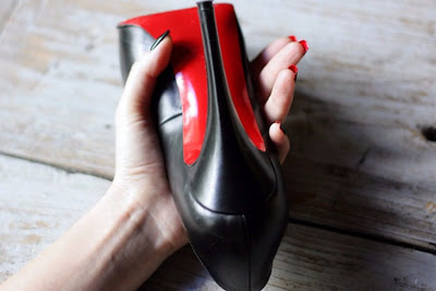 Louboutin: Γιατί τα πιο διάσημα παπούτσια του κόσμου έχουν κόκκινους πάτους; - Φωτογραφία 1