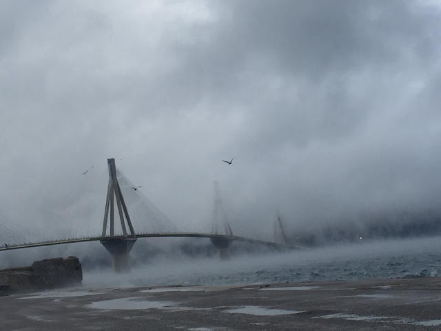 Όταν η γέφυρα Ρίου-Αντιρρίου χάνεται μέσα στην ομίχλη - Φωτογραφία 7