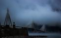 Όταν η γέφυρα Ρίου-Αντιρρίου χάνεται μέσα στην ομίχλη - Φωτογραφία 1