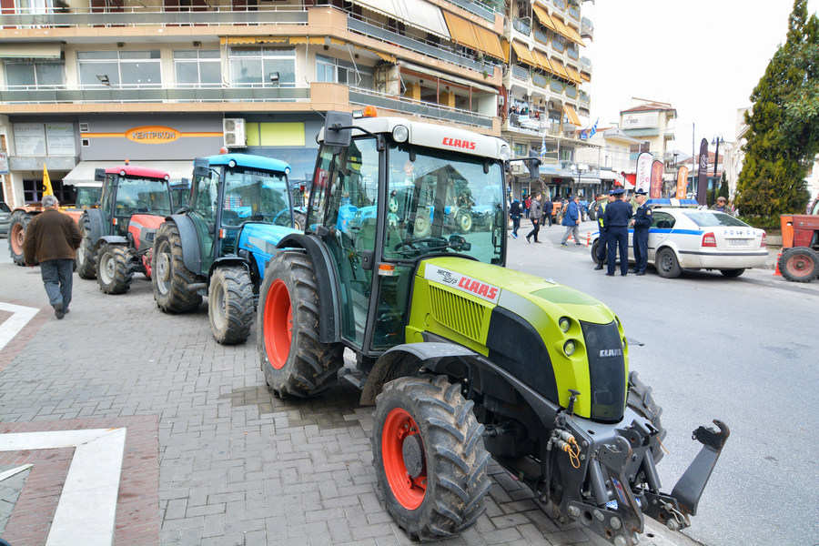 Οι αγρότες βγάζουν τα τρακτέρ στους δρόμους: Η κυβέρνηση θα μας βρει απέναντί της - Φωτογραφία 2