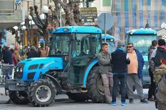 Οι αγρότες βγάζουν τα τρακτέρ στους δρόμους: Η κυβέρνηση θα μας βρει απέναντί της
