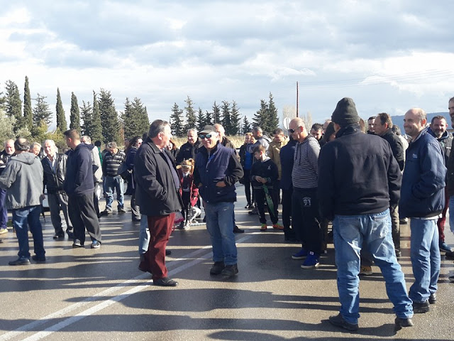 Νέα δυναμική διαμαρτυρία σήμερα στη ΓΟΥΡΓΟΥΒΛΗ ΘΥΡΡΕΙΟΥ ενάντια στην εγκατάσταση μονάδας με βιορευστά (ΦΩΤΟ: Στέλλα Λιάπη) - Φωτογραφία 7