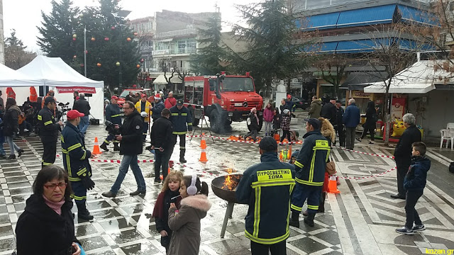 Σε Πυροσβεστικό πάρκο μετατράπηκε το μεσημέρι η κεντρική πλατεία Πτολεμαΐδας (Φωτογραφίες & Βίντεο) - Φωτογραφία 1