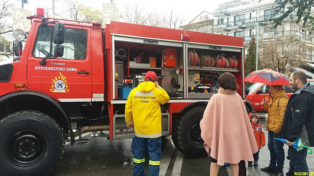 Σε Πυροσβεστικό πάρκο μετατράπηκε το μεσημέρι η κεντρική πλατεία Πτολεμαΐδας (Φωτογραφίες & Βίντεο) - Φωτογραφία 6