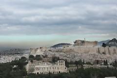 Οι Αθηναίοι διαβάζουν, πηγαίνουν θέατρο και θέλουν στροφή στην ελληνορθόδοξη