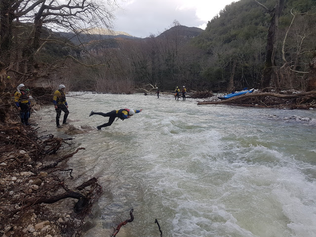 Εντυπωσιακές εικόνες από την εκπαίδευση τής 6ης ΕΜΑΚ στα ορμητικά νερά - Φωτογραφία 3