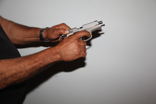 Τραγωδία στους Αγίους Αναργύρους - Αστυνομικός σκότωσε μέλη της οικογένειάς του και αυτοκτόνησε - Φωτογραφία 1