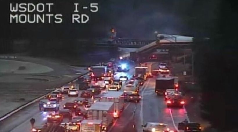 ΗΠΑ: Τρένο εκτροχιάστηκε πάνω από αυτοκινητόδρομο στην Ουάσινγκτον - Φωτογραφία 1