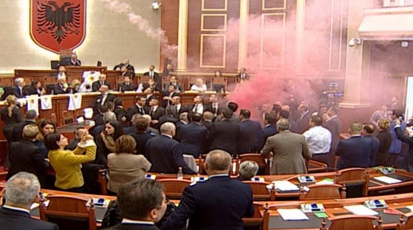 «Αρένα» η αλβανική Βουλή: Ήρθαν στα χέρια οι βουλευτές, έπεσαν καπνογόνα! - Φωτογραφία 1