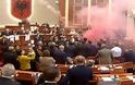 «Αρένα» η αλβανική Βουλή: Ήρθαν στα χέρια οι βουλευτές, έπεσαν καπνογόνα! - Φωτογραφία 1