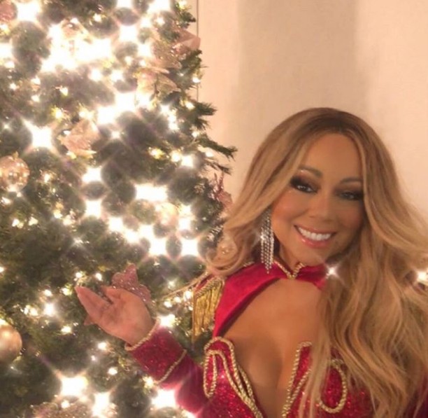 Η Mariah Carey φωτογραφήθηκε δίπλα σε ένα χριστουγεννιάτικο δέντρο. Μάντεψε ποιος κέρδισε - Φωτογραφία 2