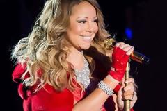 Η Mariah Carey φωτογραφήθηκε δίπλα σε ένα χριστουγεννιάτικο δέντρο. Μάντεψε ποιος κέρδισε