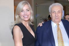 H σύντροφος του Δημήτρη Κοντομηνά είναι η πιο ντελικάτη παρουσία που είδαμε τελευταία