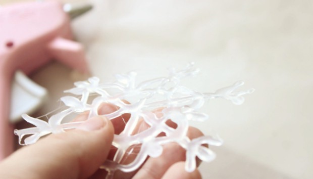 Υπέροχο DIY για να φτιάξετε διάφανες νιφάδες χιονιού μόνο με δύο υλικά! - Φωτογραφία 1