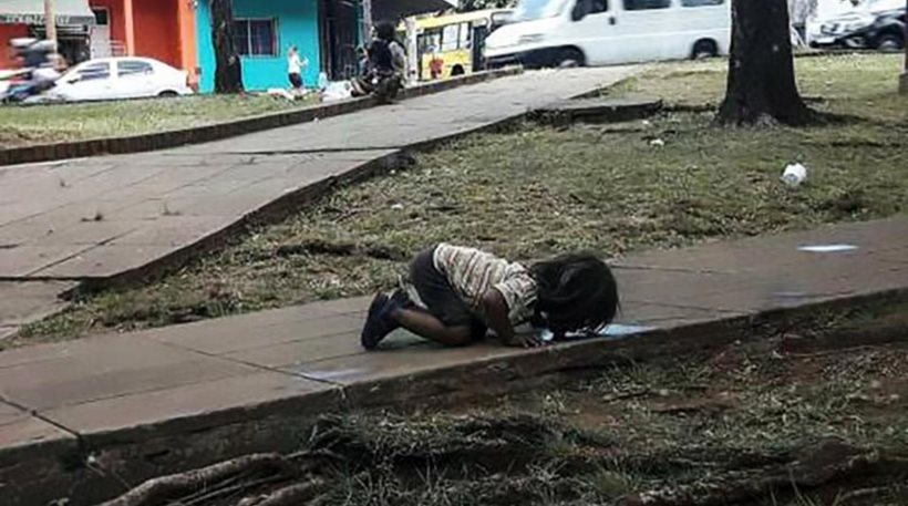 Εικόνα σοκ: Κοριτσάκι ξεδιψά από λακκούβα με βρώμικο νερό σε γειτονιά της Αργεντινής - Φωτογραφία 1