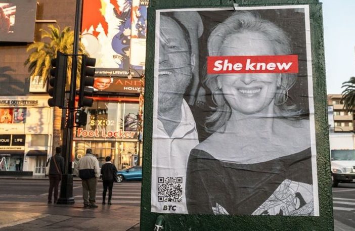 Το Λος Άντζελες γέμισε αφίσες που κατηγορούν τη Μέριλ Στριπ ότι γνώριζε για τον Γουάινστάϊν - Φωτογραφία 1