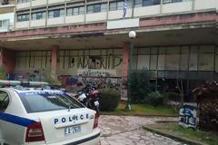 Έφοδος του Ρουβίκωνα στην ΔΟΥ Αγρινίου για κατασχετήριο πρώτης κατοικίας λόγω χρέους 1.319 ευρώ (φωτο)