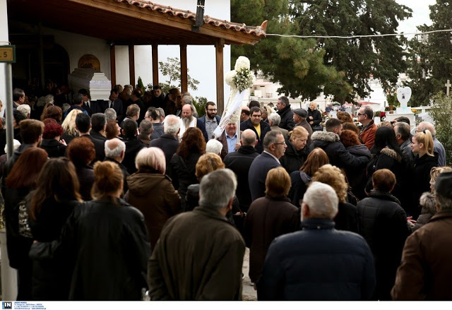 Θρήνος και οργή στη κηδεία των θυμάτων του αστυνομικού – «Ο φονιάς μας έκαψε...» (ΦΩΤΟ & ΒΙΝΤΕΟ) - Φωτογραφία 3