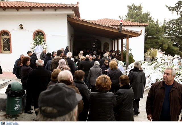 Θρήνος και οργή στη κηδεία των θυμάτων του αστυνομικού – «Ο φονιάς μας έκαψε...» (ΦΩΤΟ & ΒΙΝΤΕΟ) - Φωτογραφία 4