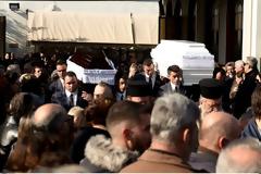 Θρήνος και οργή στη κηδεία των θυμάτων του αστυνομικού – «Ο φονιάς μας έκαψε...» (ΦΩΤΟ & ΒΙΝΤΕΟ)