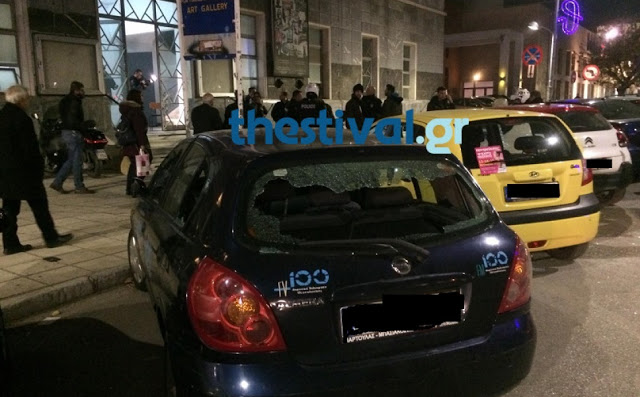 Επίθεση κουκουλοφόρων σε τηλεοπτικό σταθμό της Θεσσαλονίκης: Χτύπησαν εργαζόμενο με λοστούς και έσπασαν αυτοκίνητα - Φωτογραφία 1