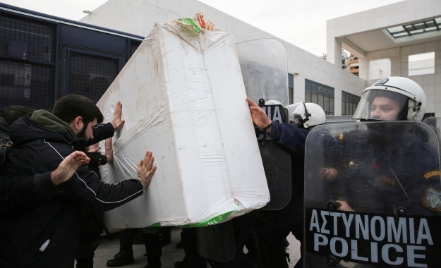 Χάος στο Ειρηνοδικείο για πλειστηριασμούς - Μάχες σώμα με σώμα! «Βροχή» τα χημικά [Εικόνες-Βίντεο] - Φωτογραφία 1