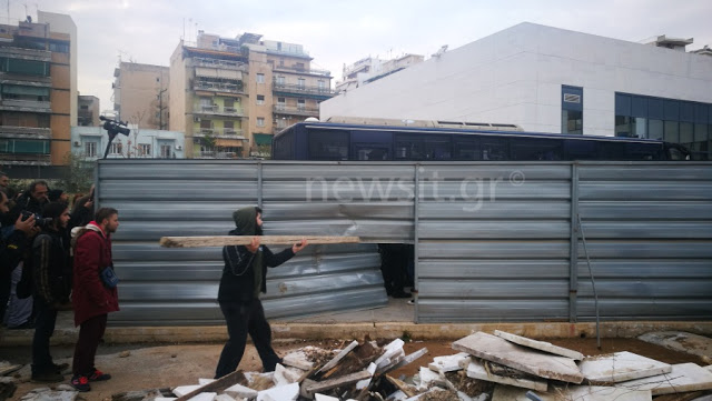 Χάος στο Ειρηνοδικείο για πλειστηριασμούς - Μάχες σώμα με σώμα! «Βροχή» τα χημικά [Εικόνες-Βίντεο] - Φωτογραφία 2