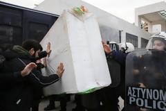 Χάος στο Ειρηνοδικείο για πλειστηριασμούς - Μάχες σώμα με σώμα! «Βροχή» τα χημικά [Εικόνες-Βίντεο]