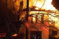 Δυτική Ελλάδα: Άστεγη πενταμελής οικογένεια, αδερφός και μητέρα – Κάηκε το σπίτι τους (ΔΕΙΤΕ ΦΩΤΟ)