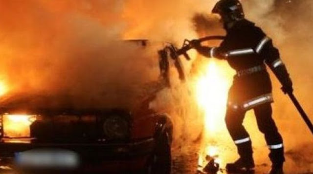 Νεκρό άτομο από πυρκαγιά σε αυτοκίνητο στη Γλυφάδα (βίντεο) - Φωτογραφία 1