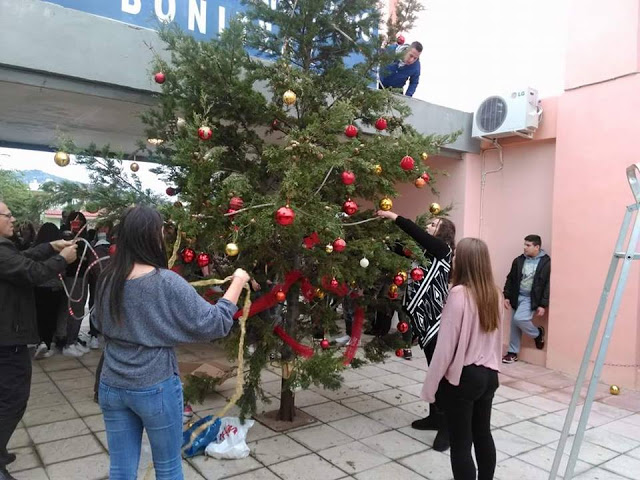 Εορταστική εκδήλωση για τον στολισμό του χριστουγεννιάτικου δέντρου στο ΓΥΜΝΑΣΙΟ-ΛΥΚΕΙΟ ΒΟΝΙΤΣΑΣ (ΦΩΤΟ) - Φωτογραφία 3