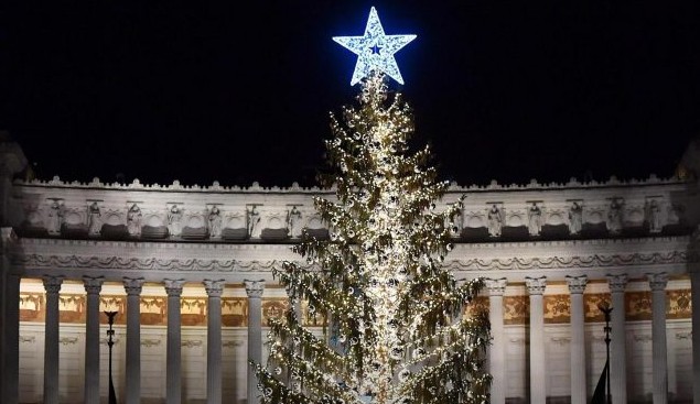 Σε ποια πόλη της Ευρώπης στόλισαν το πιο άσχημο χριστουγεννιάτικο δέντρο; - Φωτογραφία 1