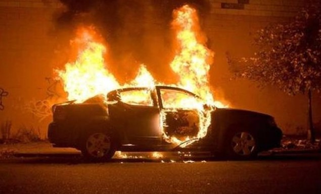 Φριχτό ατύχημα στη Γλυφάδα: Οδηγός κάηκε μέσα στο αυτοκίνητό του [Βίντεο] - Φωτογραφία 1