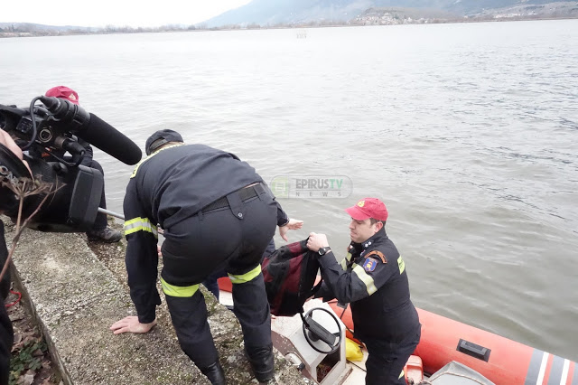 Ιωάννινα: Συναγερμός σε Πυροσβεσική και αστυνομία για τσάντα μέσα στη Λίμνη - Φωτογραφία 2